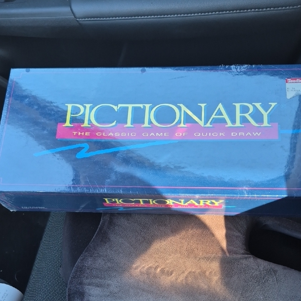Pictionary The Classic Game Of Quick Draw Game - Blue and Pink New Sealed 1993 .